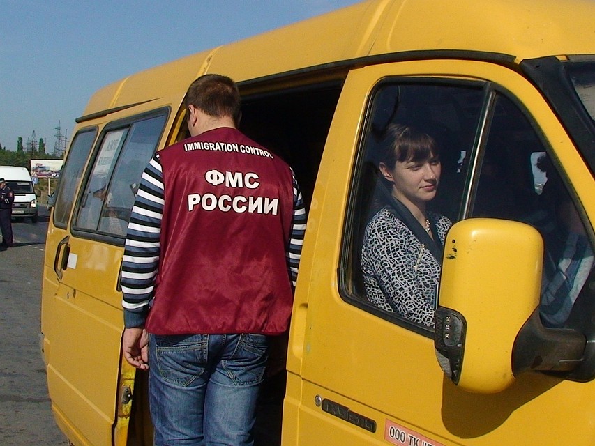 В регионе, к слову, регулярно проходят рейды по выявлению незаконных мигрантов. Фото: ГУ МВД по РО.