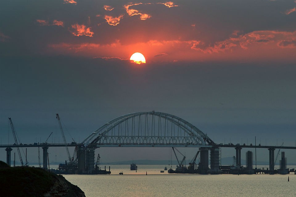 Длина моста 19 километров.