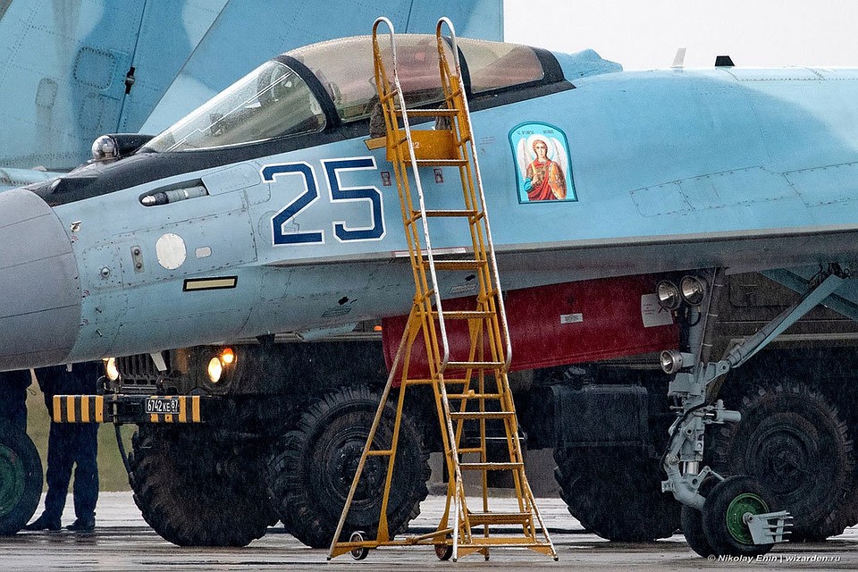 На бортах истребителей Су-35 размещены иконы Святого архангела Михаила. Фото: Николай Енин