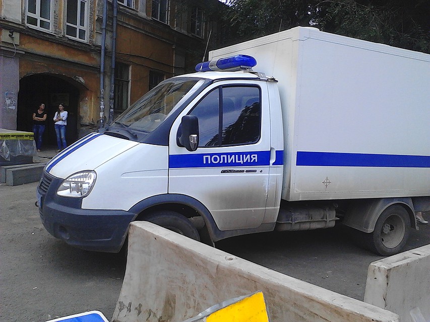 На месте происшествия работали полицейские и следователи