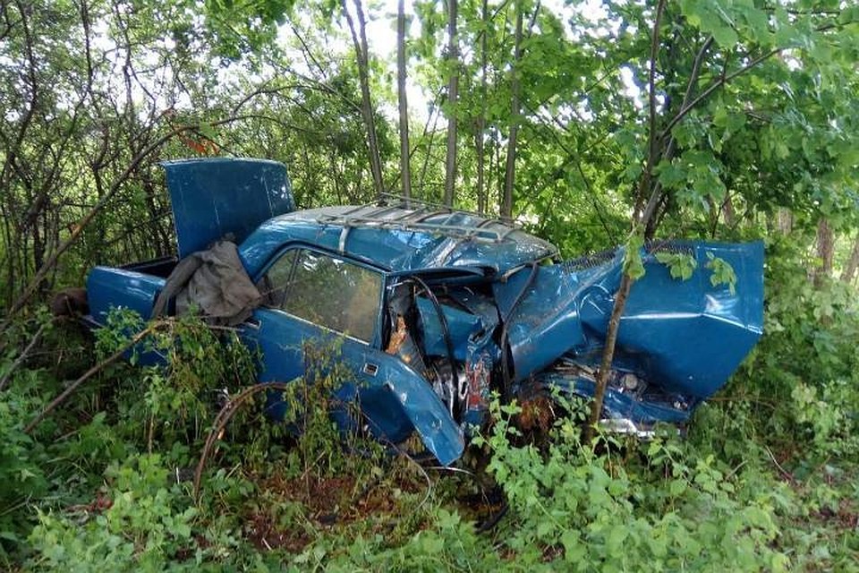 Водитель ВАЗа скончался до приезда "Скорой помощи".
