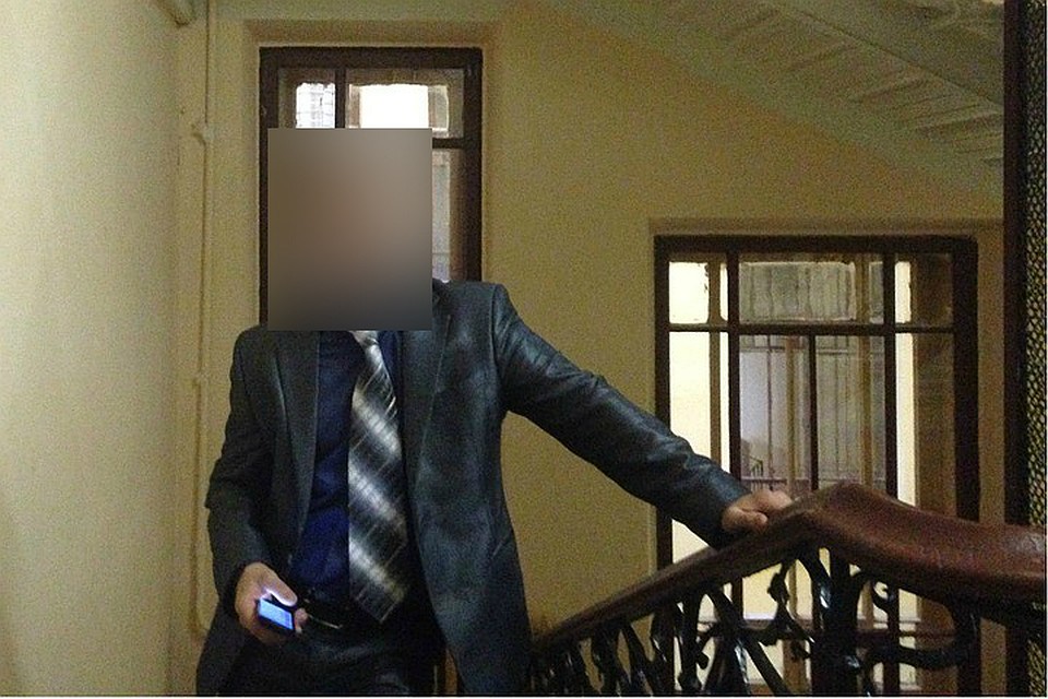 Для каждой у мужчины была своя легенда: то он представал солидным банкиром, то утонченным антикварщиком