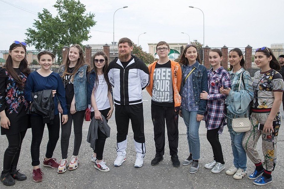 Рамзан Кадыров подарил школьникам Айфоны. Фото: vk.com/ramzan