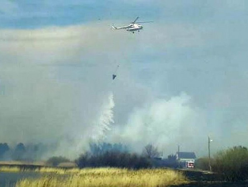 Пожар тушили многотонными сливами воды с вертолета. Фото: ГУ МЧС России по Челябинской области.
