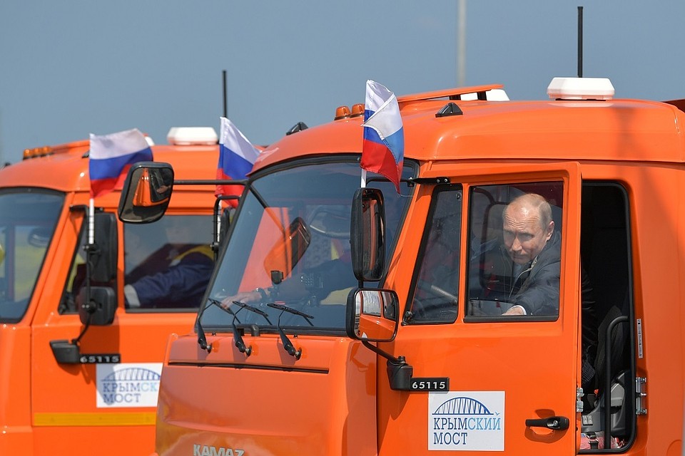 Президент РФ Владимир Путин проехал за рулем КамАЗа по Крымскому мосту