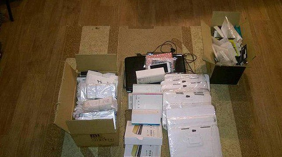 Дорогие телефоны и планшеты лежали в одной квартире. Фото: Фото ГКСЭ
