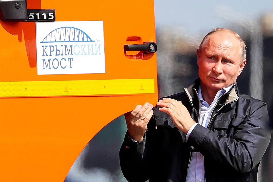 Президент РФ Владимир Путин у головной автомашины "Камаз" перед проездом строительной техники по автодорожной части Крымского моста. ФОТО Сергей Бобылев/ТАСС