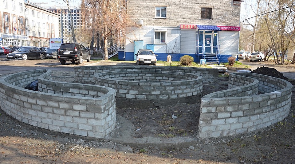 Зону отдыха обустраивают на улице Советской в Барнауле рядом с домом №6