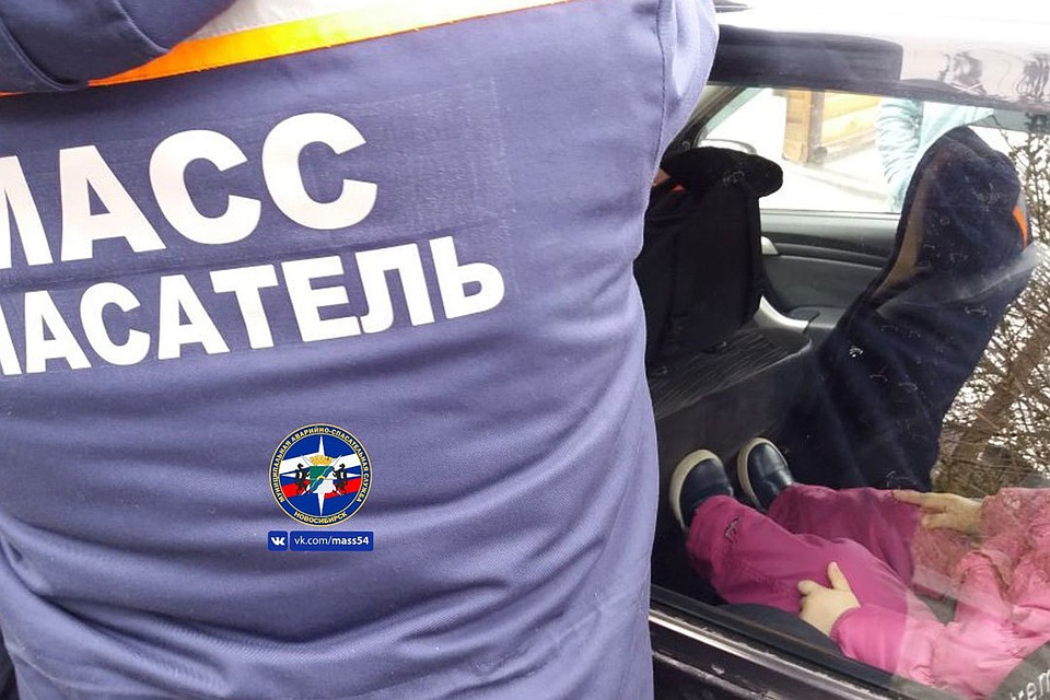 Спасатели быстро вскрыли дверь и передали ребенка родителям