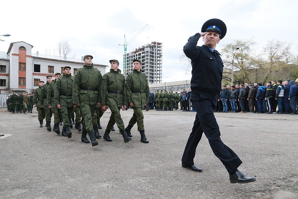 16 мая в краевом военкомате на «папанке» прошло торжественное построение с напутственной речью – служить доблестно и честно.