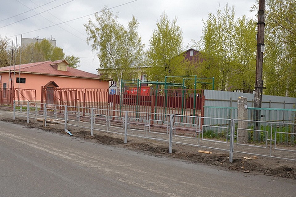 Забор вдоль дороги