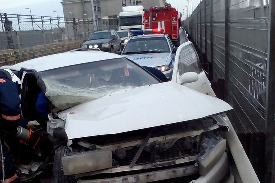 Toyota Cresta сильно покорежило, а водителя зажало в салоне. Фото со страницы vk.com/mass54