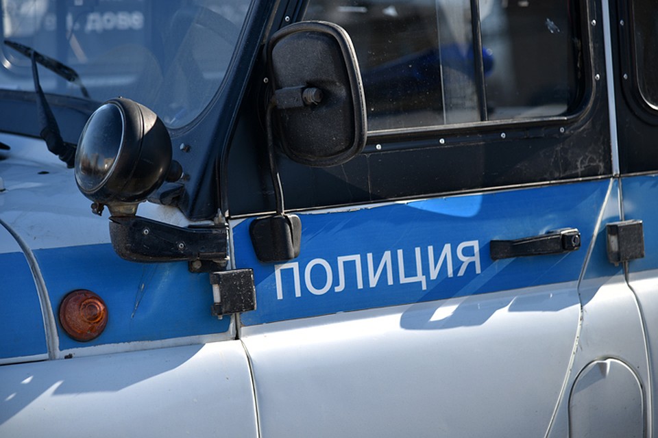 Мужчину с решеткой сливного канала правоохранители заметили во время патрулирования