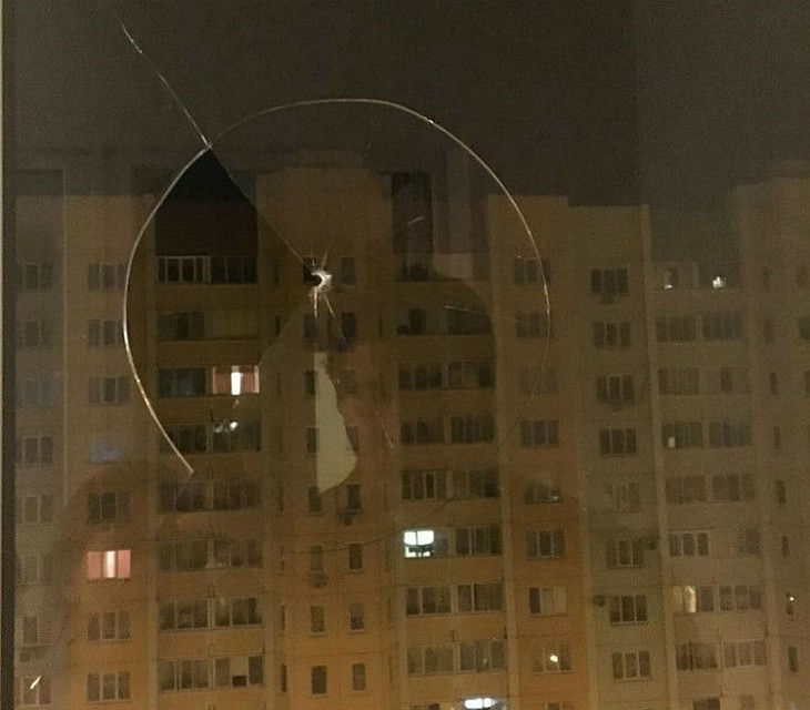 На балконе осталась дыра от выстрела.