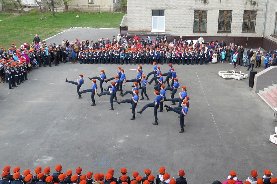 Мероприятие открылось торжественным построением.