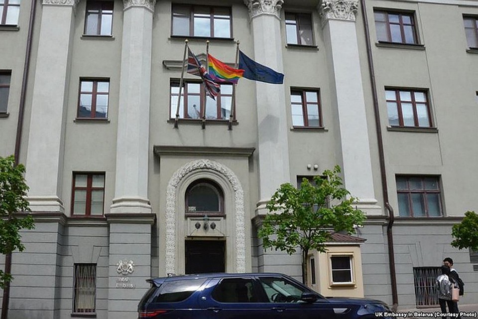 В МВД сожалеют о том, что 17 мая над посольством Великобритании был вывешен радужный флаг. Фото: UK Embassy in Belarus