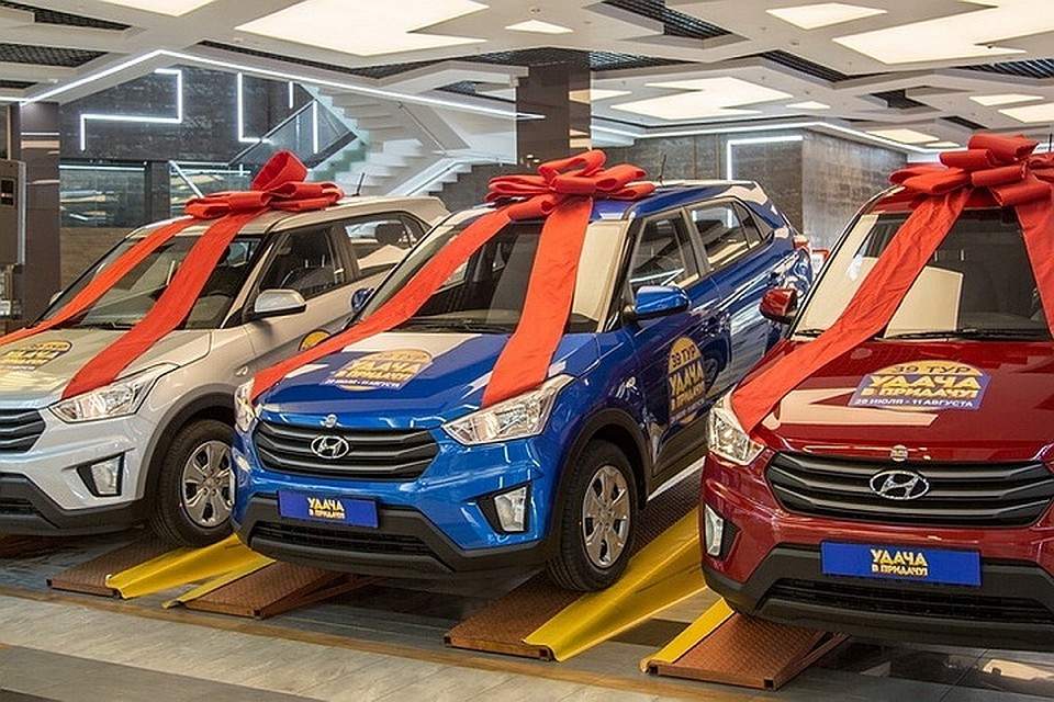 Два новеньких авто, из трех разыгранных сегодня «Евроопт», отправятся в регионы Беларуси.