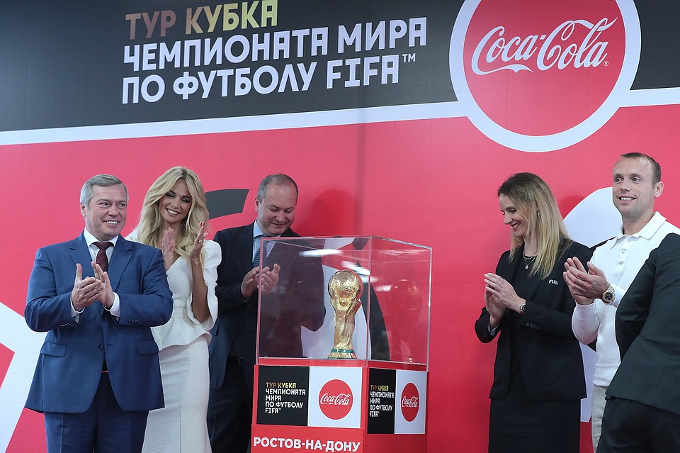 Василий Голубев вместе с послами ЧМ Викторией Лопыревой и Денисом Глушаковым, сити-менеджером Виталием Кушнаревым и представителем FIFA Фелисити Джорж встретил Кубок на "Ростов-Арене". Фото: пресс-служба губернатора РО / Павел Сапрыкин.