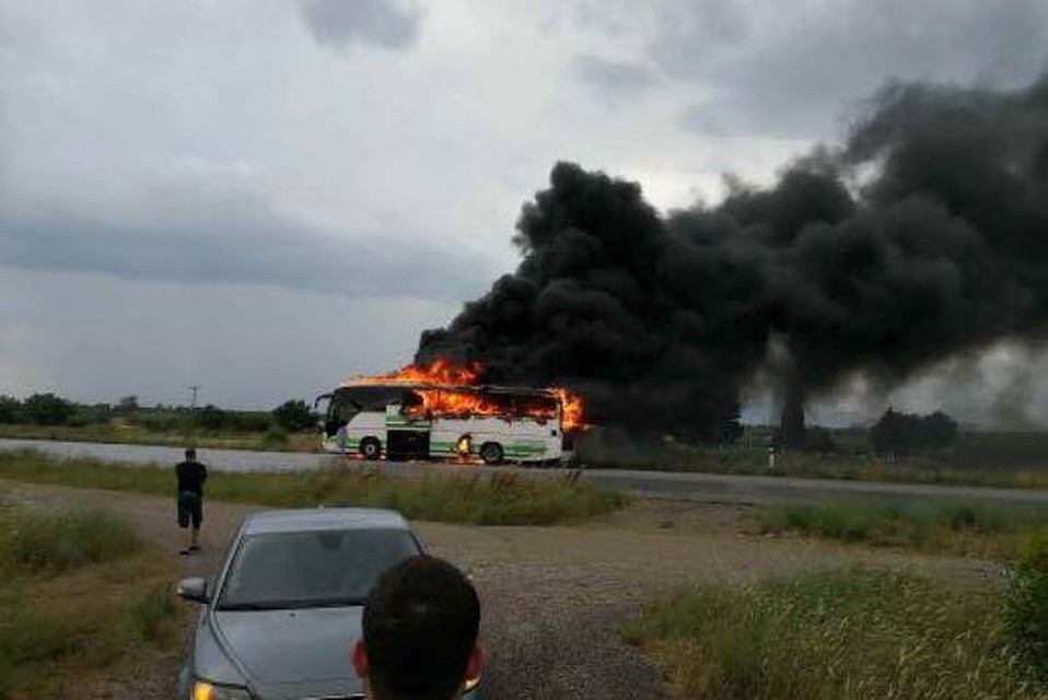 В Греции автобус загорелся от удара молнии