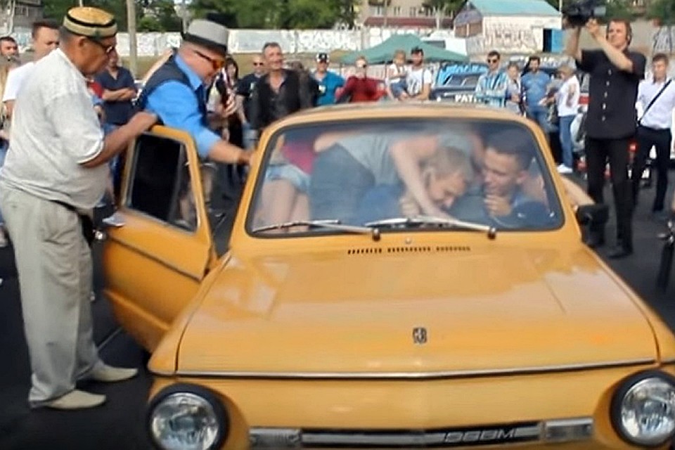 Водитель автомобиля сообщил, что смог бы даже вести машину, если бы ему не мешала нога одного из находящихся в салоне