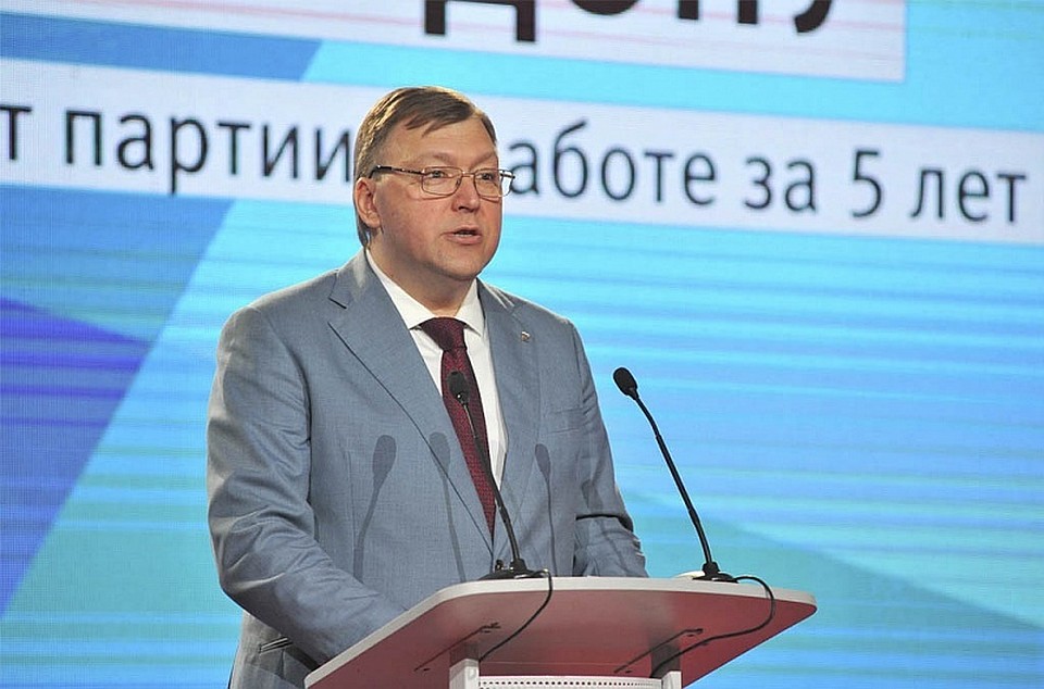 В свой 35-минутный доклад Александр Ищенко сумел уместить отчет о 5 годах законодательной работы единороссов. Фото: пресс-служба ЗС РО.