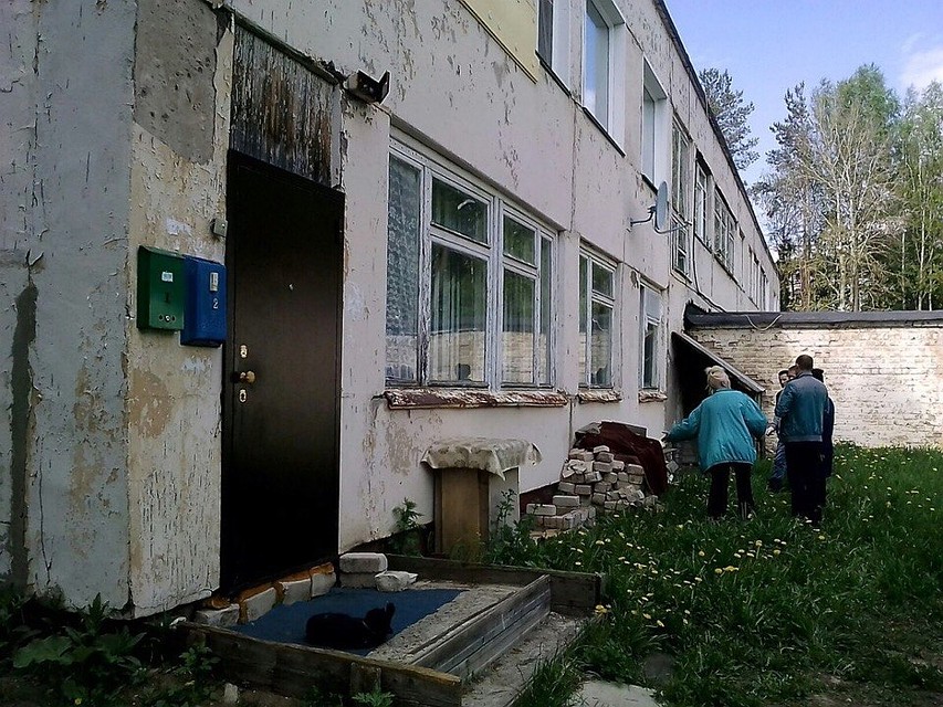 Дом находится в аварийном состоянии: течет крыша, в подвале стоит вода, прибор учета тепловой энергии не работает, на внешних стенах грибок, трещины и подтеки, света в тамбуре и коридоре нет аж пять лет. Фото: Ярослав МИХАЙЛОВ