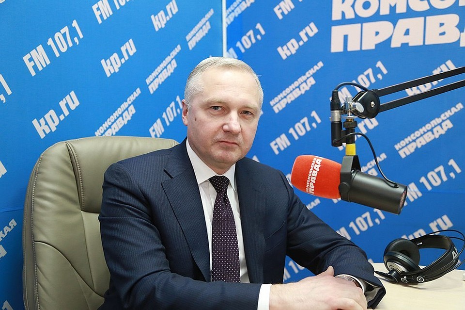 Первым замом Лапшин, судя по информации, размещенной на краевом портале, проработал совсем недолго. На этот пост его назначили только 11 мая, и вот сразу такое повышение.