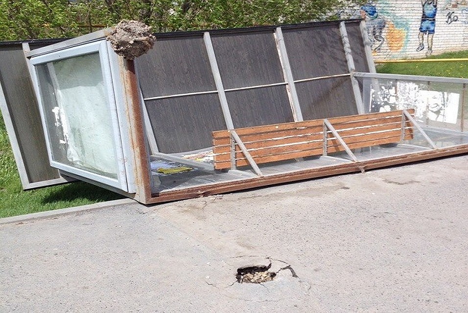 В Ишиме ветром уронило остановочный павильон. Фото группы "Ишим пере подслушано" vk.com