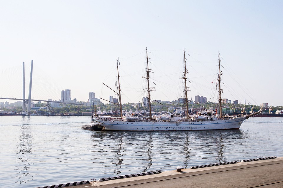 Вместе с горожанами гостей из Японии встретил и Золотой мост