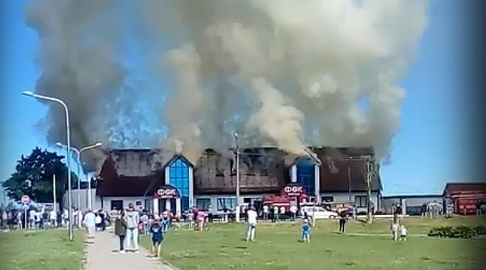 Пожар начался примерно в 9.30 утра, и только к 12 часам спасателям удалось локализовать огонь. Фото: соцсети