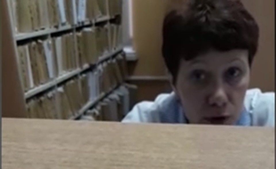Сотрудница регистратуры отказала пациенту в бесплатной медицинской помощи. Фото: скриншот из видео E1.ru