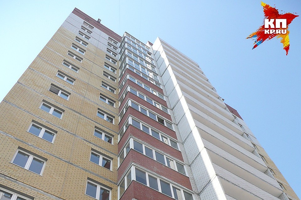 За жизнь женщины, упавшей с жуткой высоты, борются врачи.