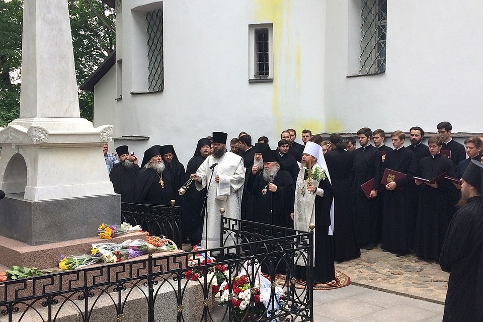 На могиле поэта Александра Пушкина 2 июня 2018 года отслужили литию.