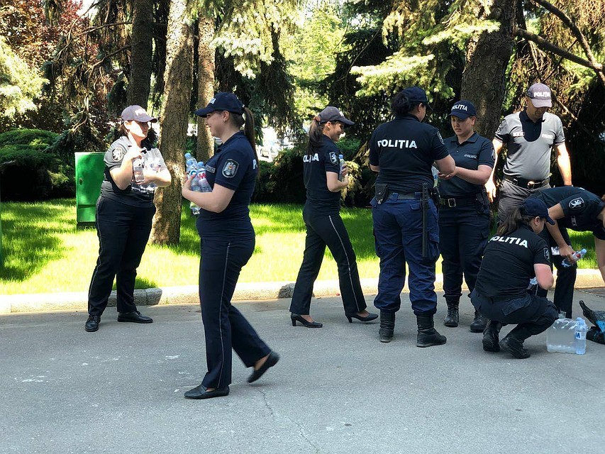 Полицейский раздавали протестующим воду.