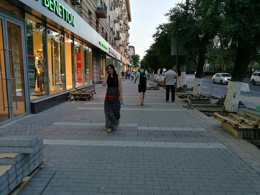 Некоторые участки уже в новой плитке и по ним уже хотят пешеходы.