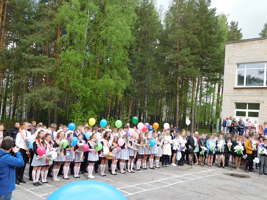 Дети на линейке в +2 градуса одеты явно не по погоде. Фото: соцсети.