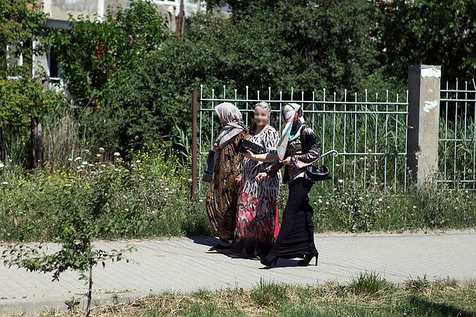 Девочкам делают операции в ужасных условиях
