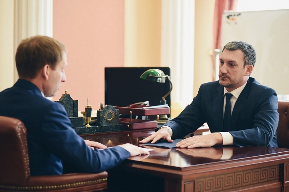 Александр Козлов передал Василию Орлову вопросы граждан по проекту «Напрямую к губернатору». Фото: amurobl.ru