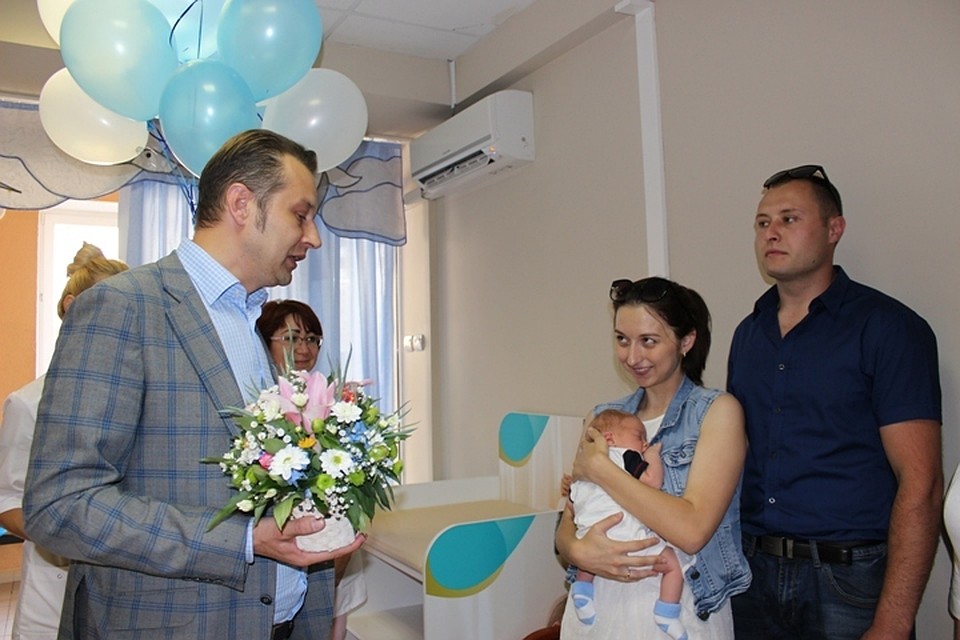 Семью Романковых поздравил замминистра здравоохранения Калининградской области Денис Кружко. Сам виновник торжества этот момент... проспал.