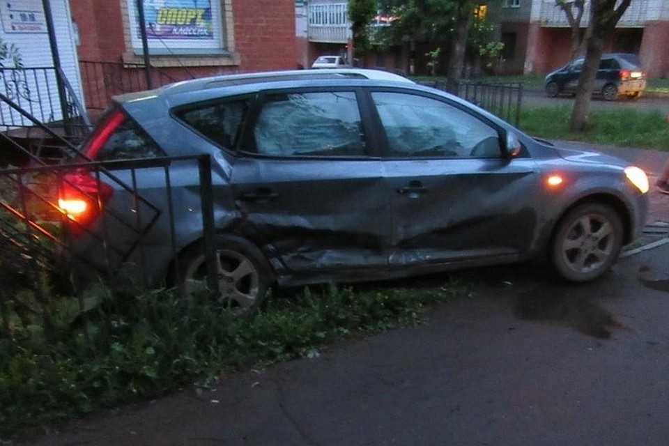 В центре Кирова в ДТП пострадали четыре человека. Фото: УГИБДД России по Кировский области