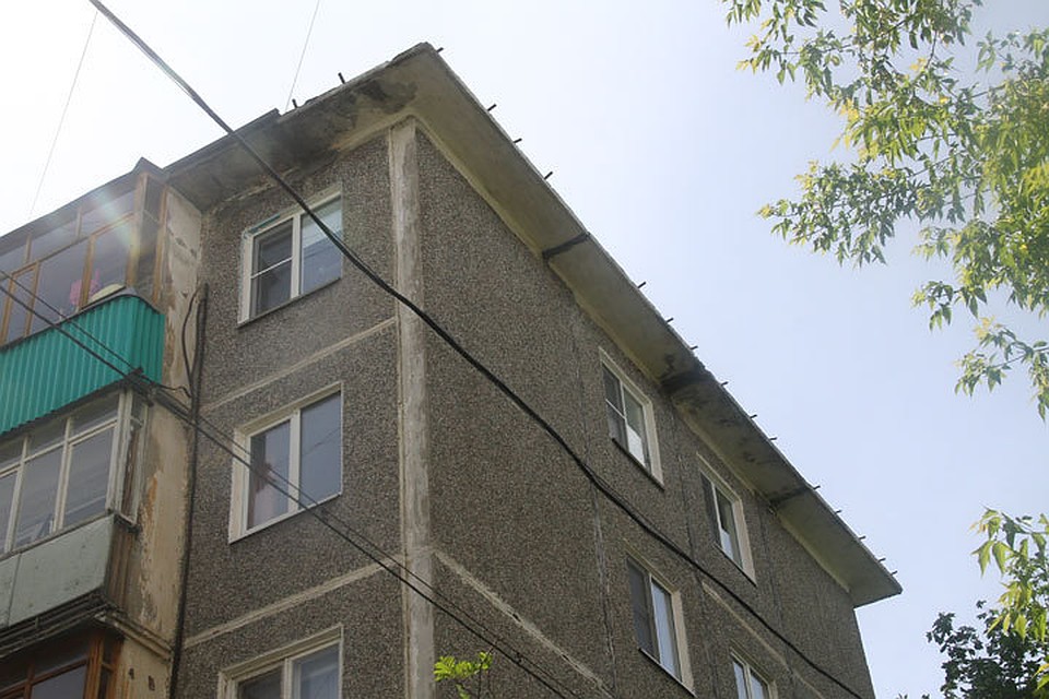На фотографии видно, как часть кровли на крыше дома №1 на улице Ивана Чугурина отсутствует и торчат штыри