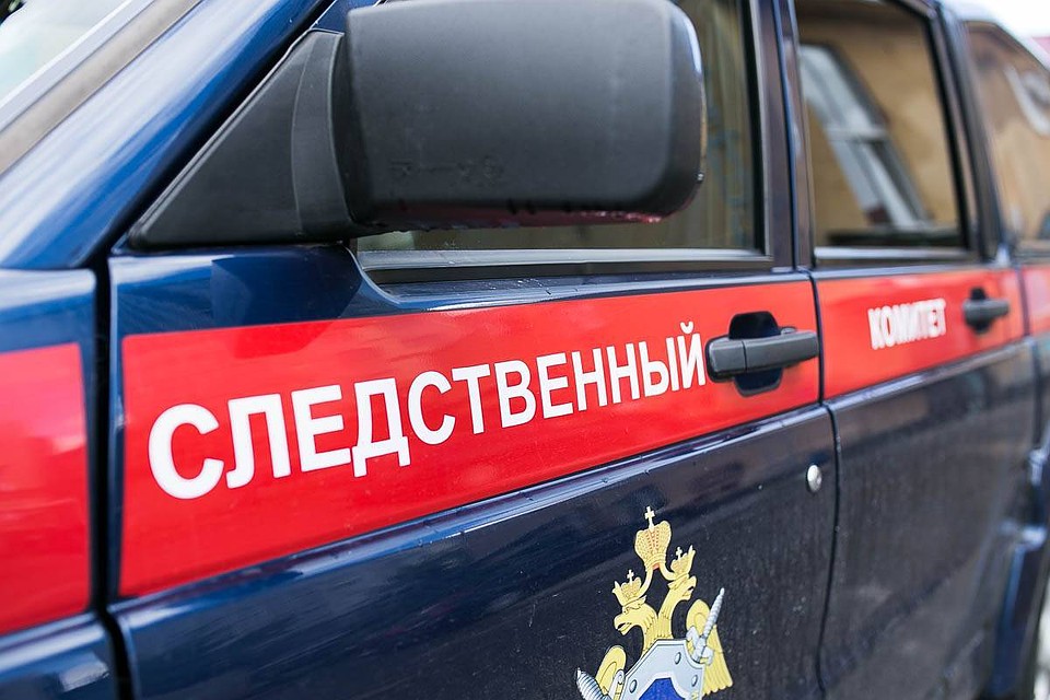 На помойке в Смоленске нашли шкаф с трупом.