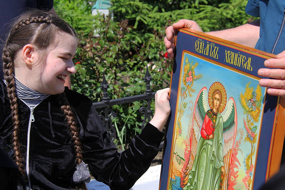 Дебальчанка Лера знакомится с подаренной городу иконой-оберегом. Фото: МЧС ДНР