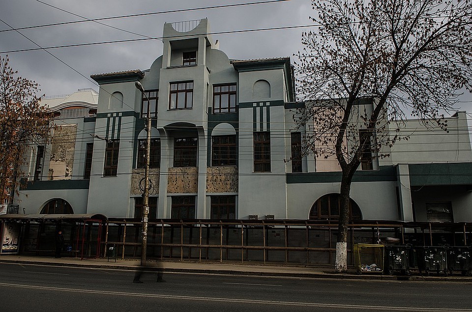 Здание было построено в 1914 году в стиле модерн по заказу самарских купцов братьев Ивановых