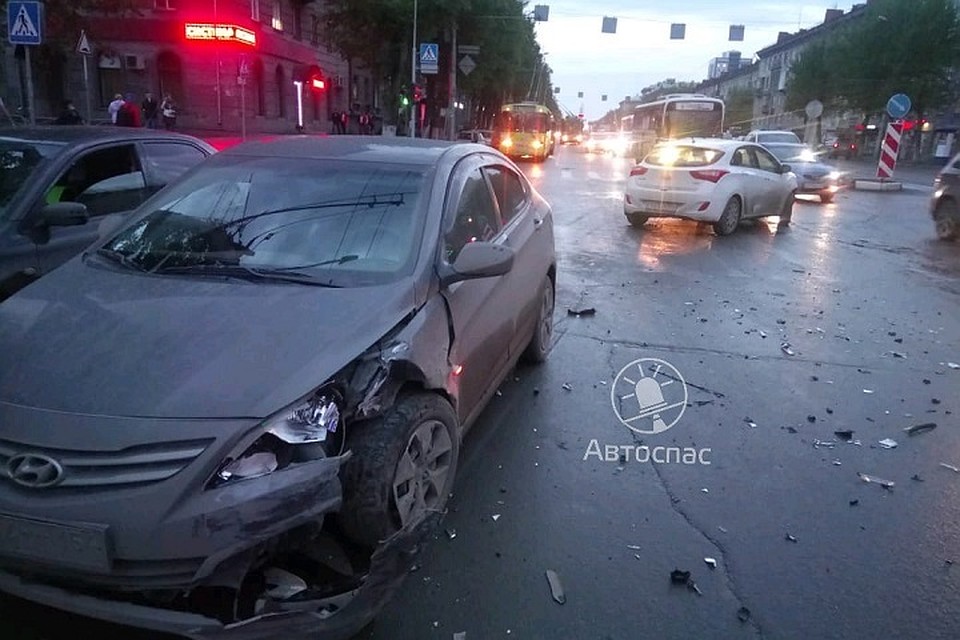 Пострадавших забрала "скорая помощь". Фото: "Автоспас Новосибирск"