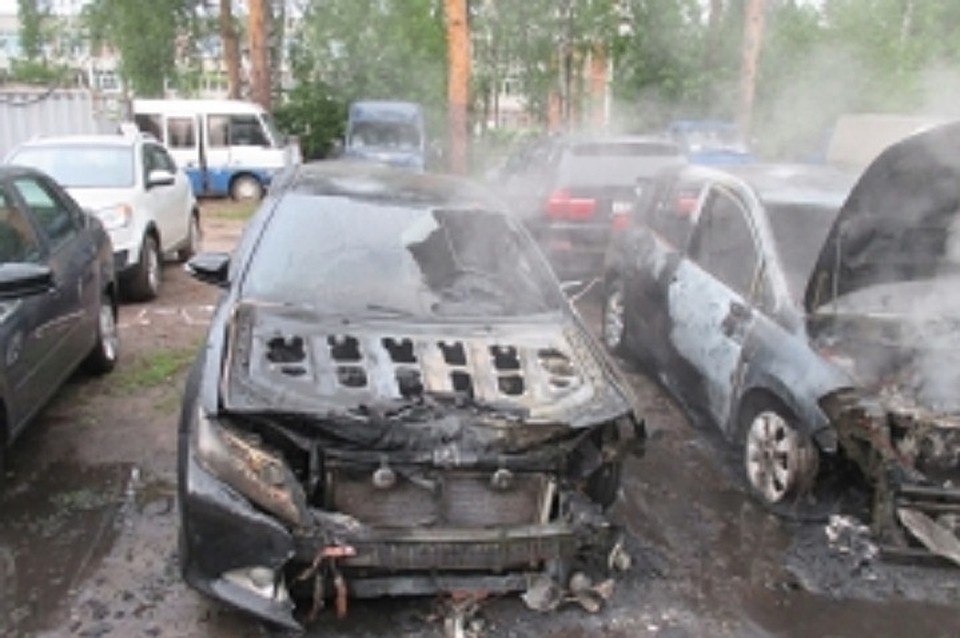 С горящей машины пламя быстро перекинулось на соседние авто и серьезно повредило их
