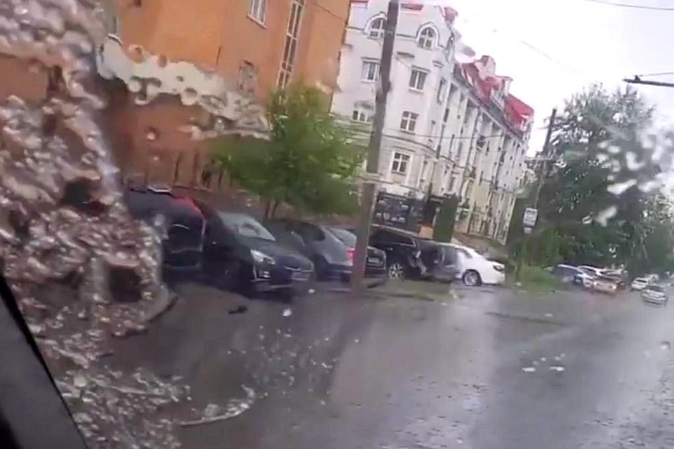 Липчане сняли на видео снег в июне
