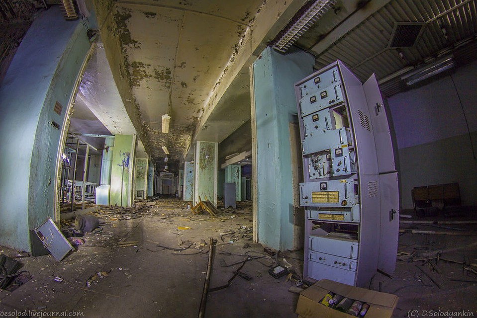 Сейчас здание радиоцентра заброшено. Фото: Дмитрий Солодянкин