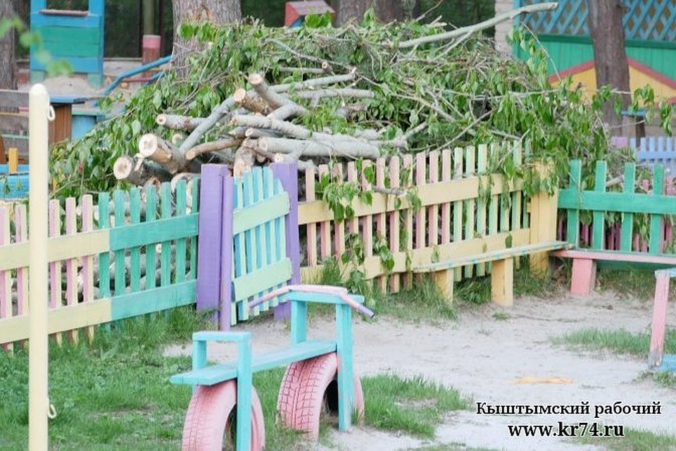 В детском саду объяснили, что у них нет денег на вывоз веток. Фото: газета «Кыштымский рабочий».