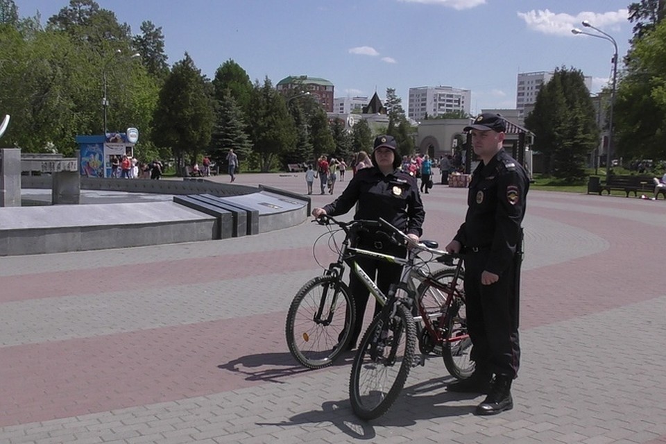 Полицейские на велосипедах патрулируют Парк Гагарина. Фото: ГУ МВД России по Челябинской области.